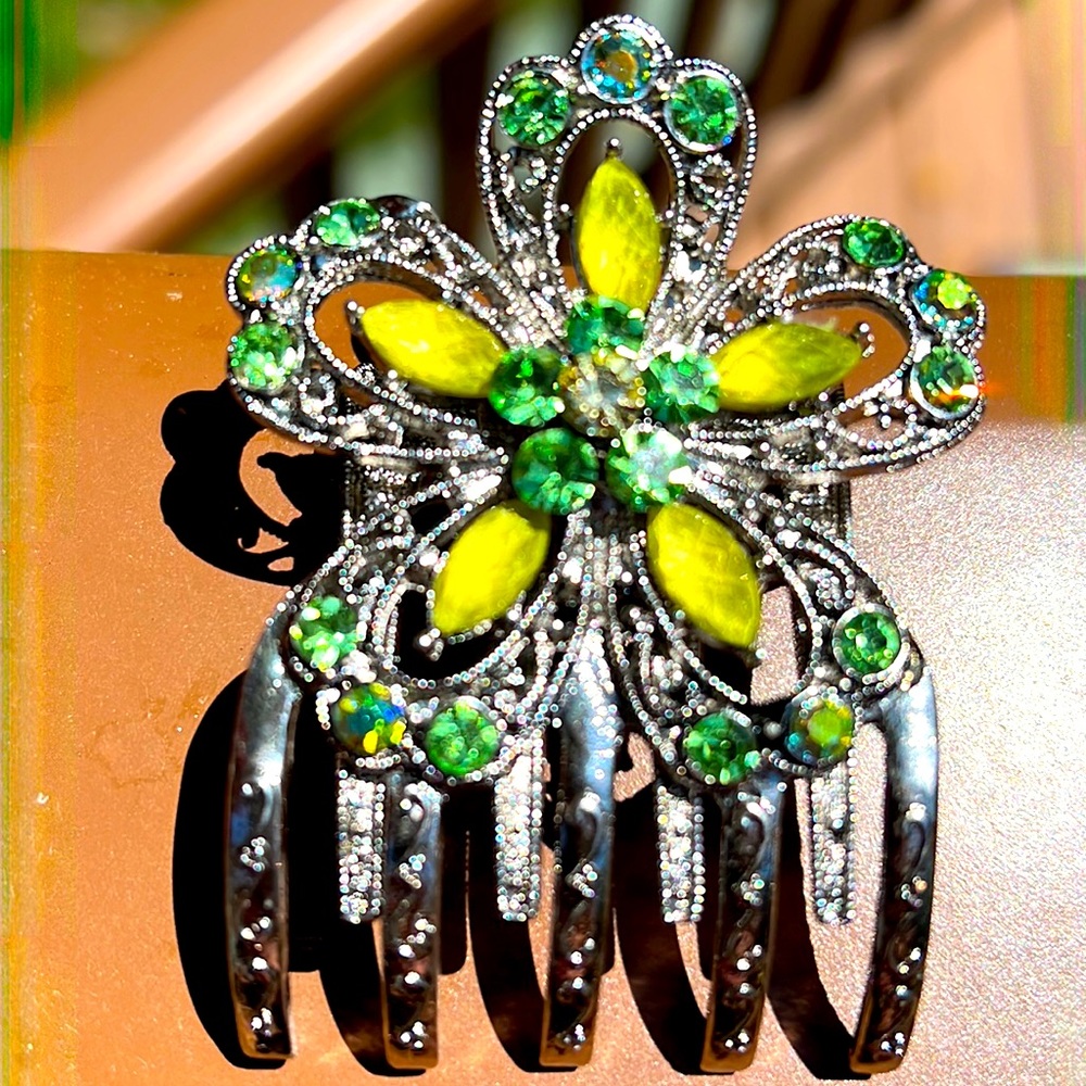 Gorgeous Vintage Green Stone and Green Crystal Fancy Hair Jaw Claw Hair Clip.